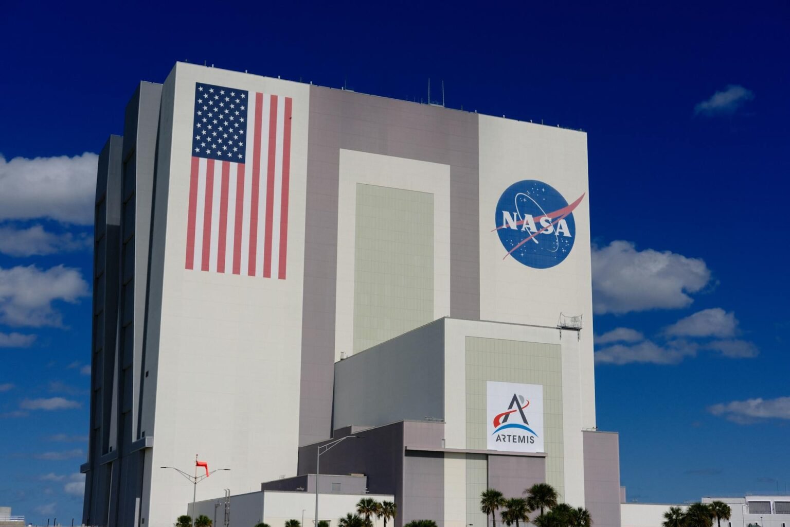 nasa vehicle assembly building at kennedy space center
