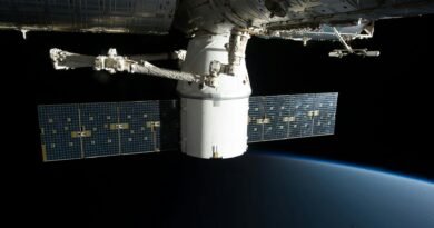 Astronauts Return to ISS After Shelter Order Due to Worsening Air Leak white and gray